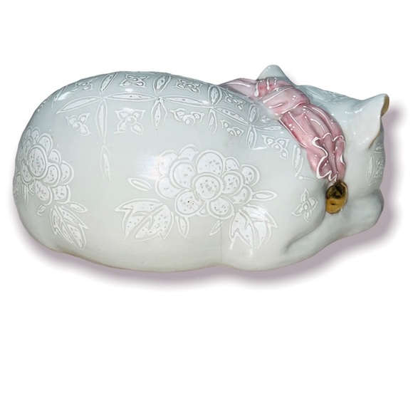Rare antique japanese Kutani White Moriage Porcelain Sleeping Cat Signed - Picture 3 of 4